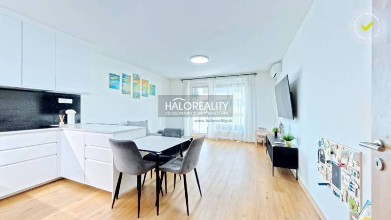 Innenraum einer 2-Zimmer-Wohnung mit Küchenzeile, Essbereich und Holzboden.