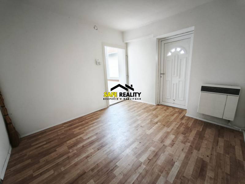 Innenraum eines Einfamilienhauses mit Holzboden und weißen Wänden.