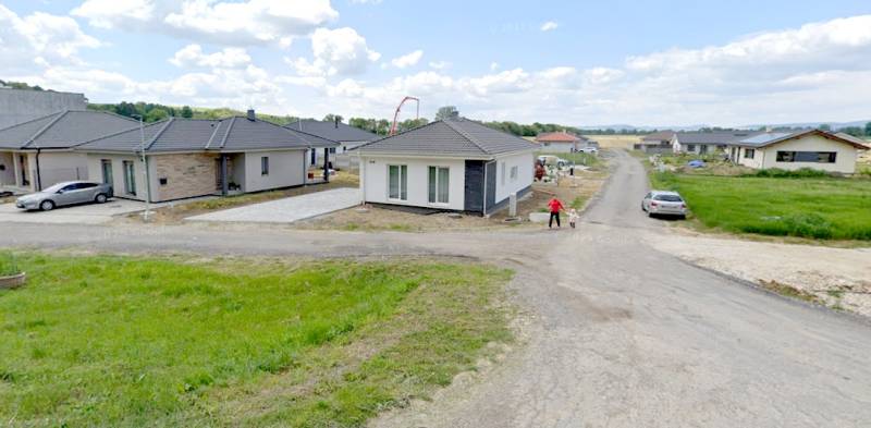 Neue Einfamilienhäuser in Modrovka für Grundstücke - Wohnen, umgeben von grünen Flächen.