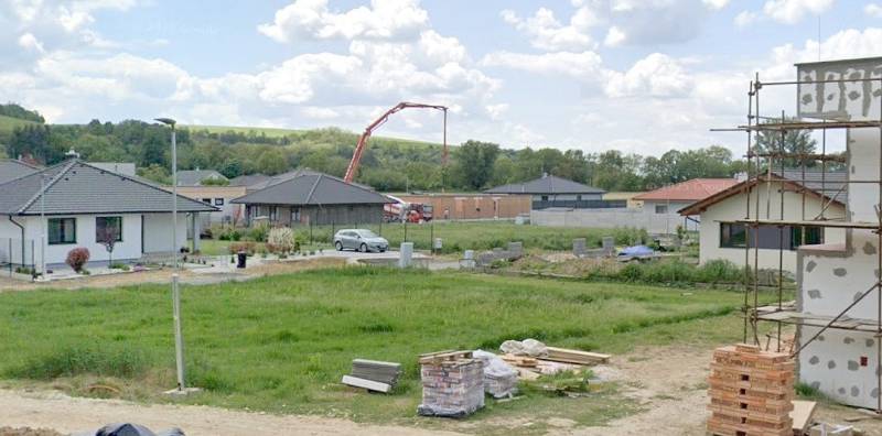 Grundstücke - Wohnen in Modrovka; man sieht im Bau befindliche Häuser und Baumaterial.