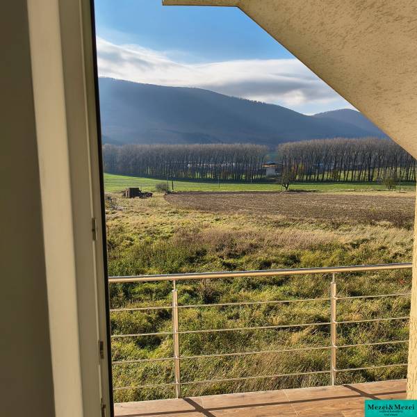 Der Ausblick vom Einfamilienhaus in Buková bietet beeindruckende Wälder und Felder hinter dem Geländer.