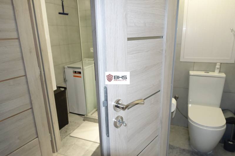 Badezimmer in einer 3-Zimmer-Wohnung mit Dusche, Waschmaschine und Toilette.