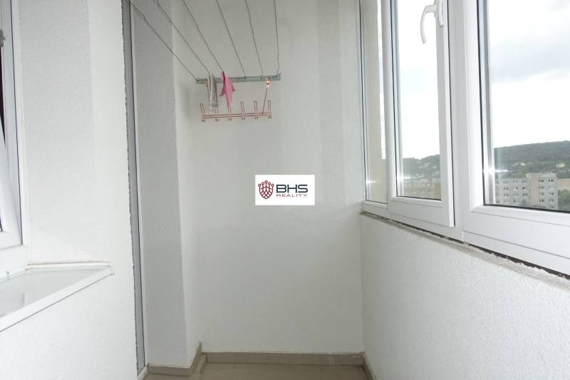 Ein verglaster Balkon in einer 3-Zimmer-Wohnung mit Blick auf den Stadtteil.