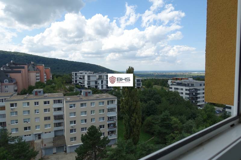 Blick aus einer 3-Zimmer-Wohnung in Bratislava - Dúbravka, Homolova, mit Panorama der Stadt und der Hügel.