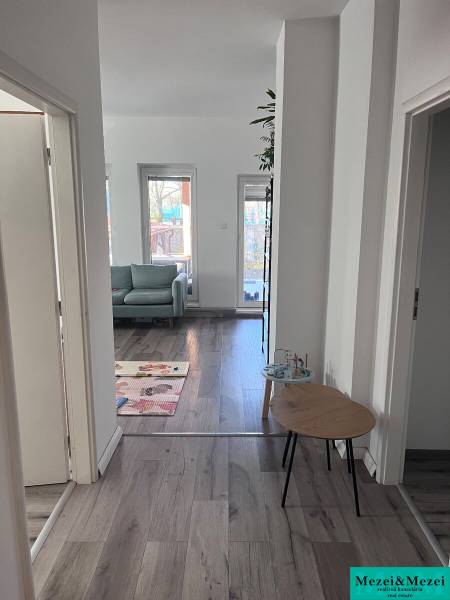 Ledersofa, heller Raum, Boden mit Holzdekor, 4-Zimmer-Wohnung.