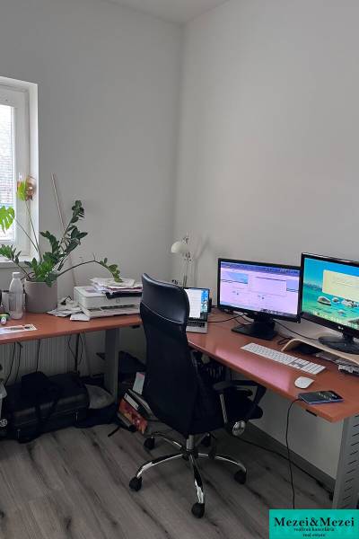 Heimbüro mit Computer und Holzboden in einer 4-Zimmer-Wohnung.