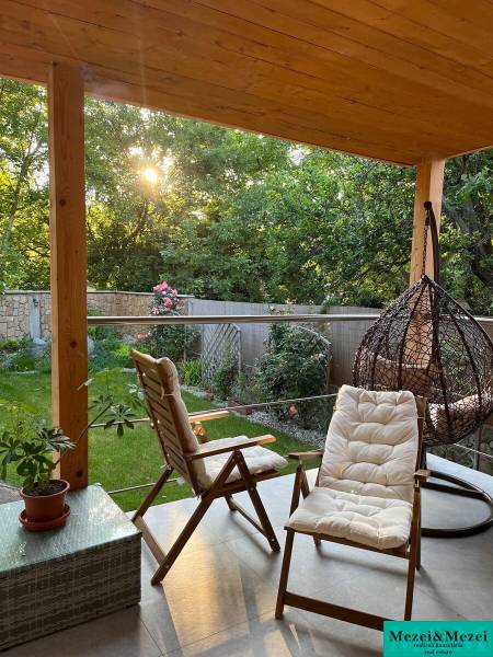 Terrasse mit Gartenmöbeln und Grünflächen in einer 4-Zimmer-Wohnung in Bratislava - Vrakuňa.