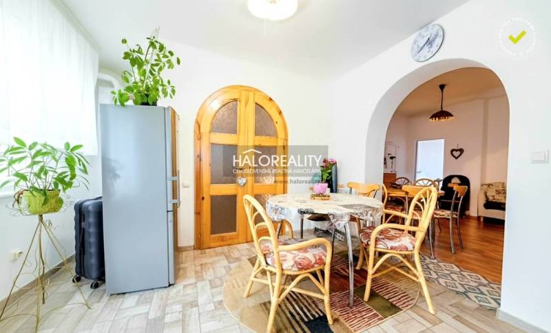 Essbereich im Einfamilienhaus mit Rundbogentüren und natürlicher Dekoration.