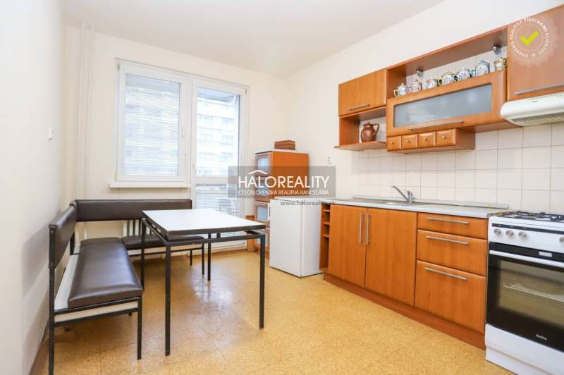 Küche in einer 3-Zimmer-Wohnung mit Esstisch, Küchenzeile und hellem Interieur.