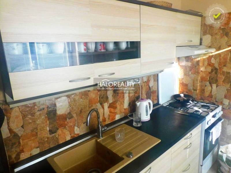 Ein Zimmer in einer 2-Zimmer-Wohnung mit einem Boden in Holzdekor, einem Fernseher und Einbauschränken.