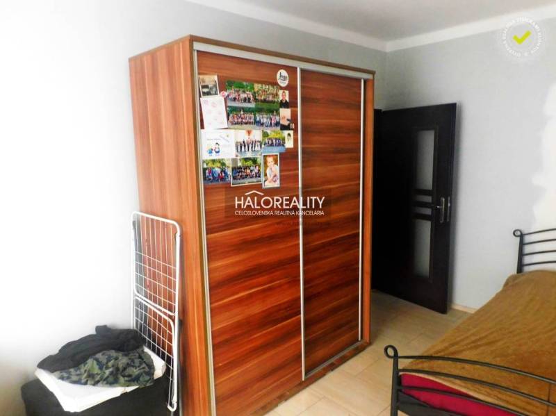 Küche mit Holzelementen und Steinverkleidung in einer 2-Zimmer-Wohnung.