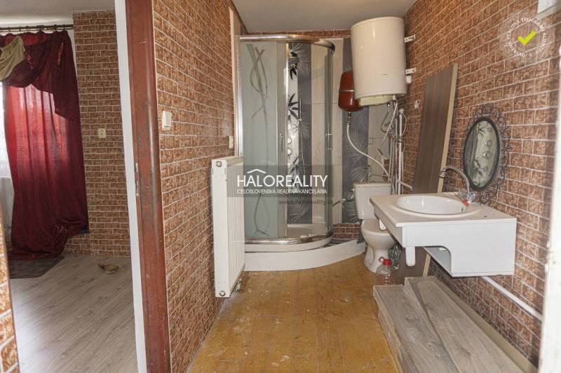 Ein Badezimmer in Geschäftsräumen mit Holzdekor an den Wänden und einer Duschkabine.