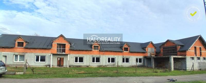 Das Gebäude in Tibava, das für Geschäftsräume vorgesehen ist, hat unvollendete Außenanlagen.