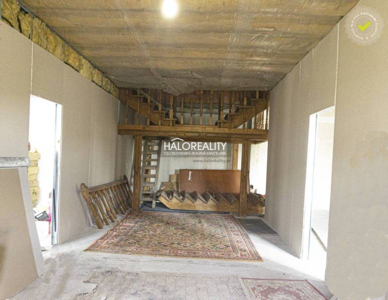 Innenraum von Geschäftsräumen mit einer Holztreppe und Teppichboden.