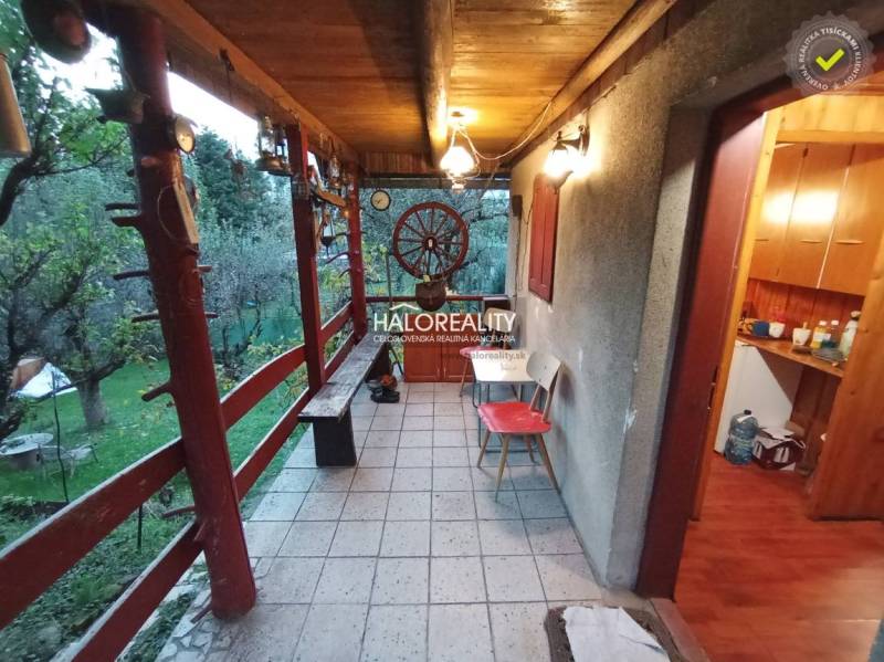 Eine Außenterrasse mit Holzgeländer und Garten bei der Hütte bietet Ruhe.