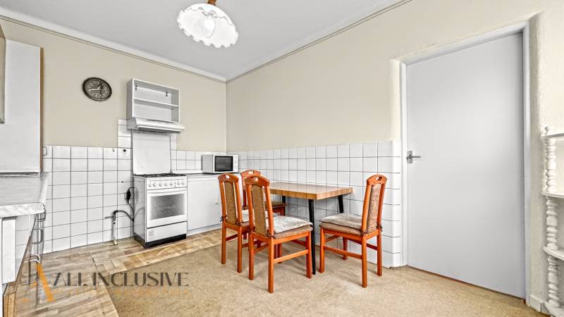 Küche in einem Einfamilienhaus mit Esstisch, Stühlen und Herd.