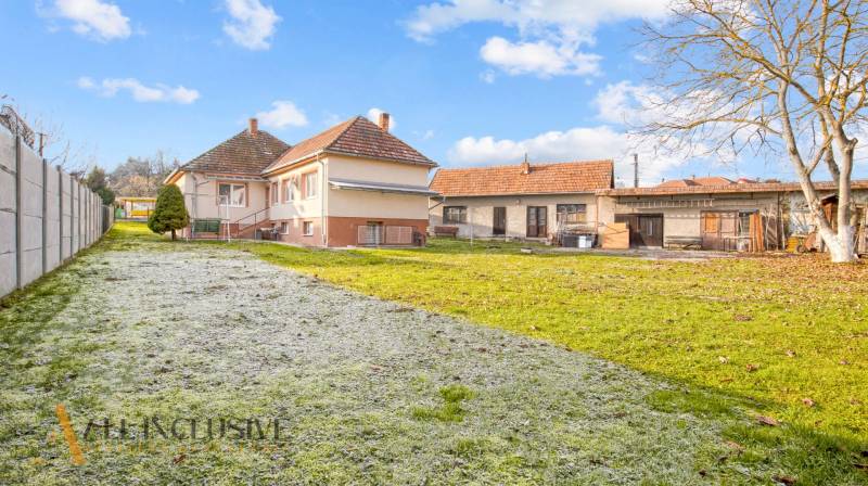 Ein Einfamilienhaus in der Nemečkovská-Straße in Prašice mit einem großen Garten und Gebäuden im Hintergrund.
