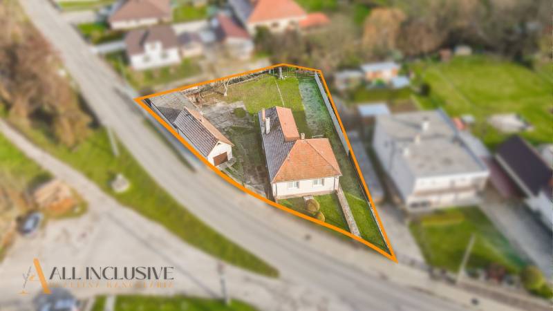 Luftaufnahme des Grundstücks und Einfamilienhauses in der Nemečkovská-Straße in Prašice.