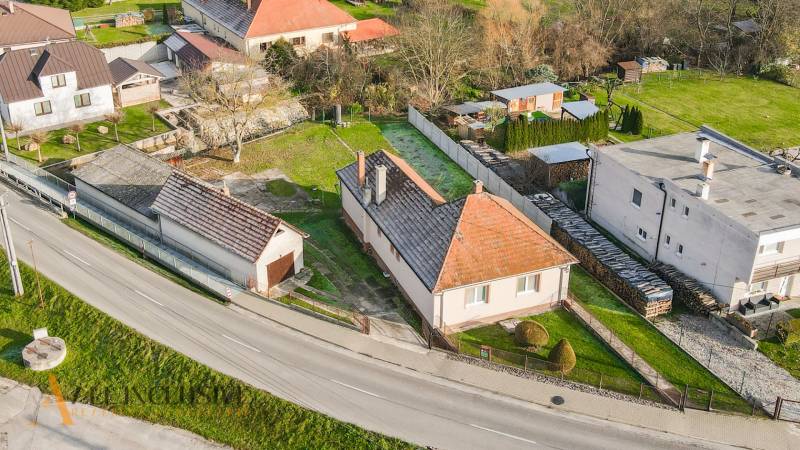 Luftaufnahme eines Einfamilienhauses und seiner Umgebung in der Nemečkovská-Straße in Prašice.