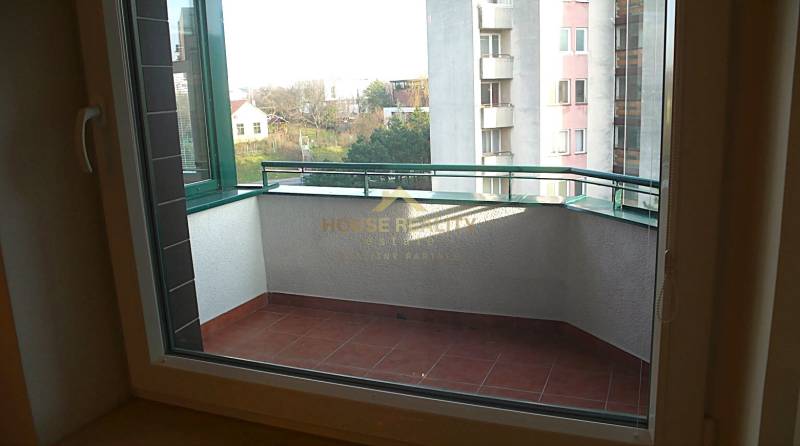 Ein Balkon mit Blick auf die Umgebung und Gebäude, geeignet für eine 4-Zimmer-Wohnung.
