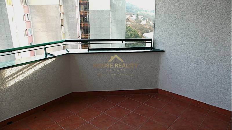 Balkon mit Fliesen in einer 4-Zimmer-Wohnung in der Martinengova-Straße in Bratislava - Altstadt.