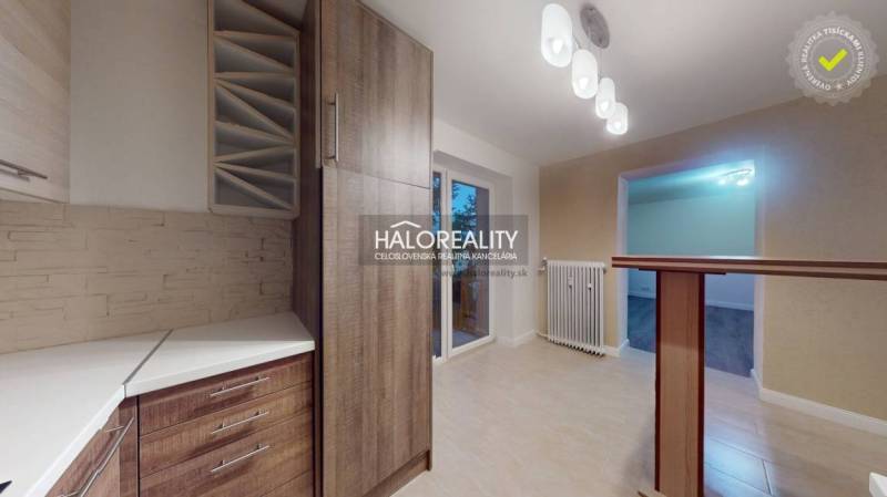 Küche in einer 2-Zimmer-Wohnung mit Holzboden und moderner Beleuchtung.