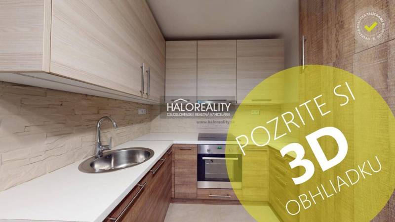 Küche in einer 2-Zimmer-Wohnung mit Holzboden und Einbauschränken.