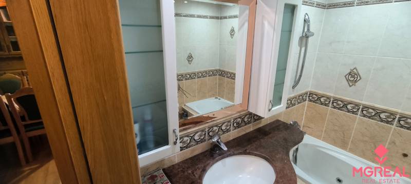 Badezimmer mit Einbauschrank und Spiegel in einer 3-Zimmer-Wohnung.