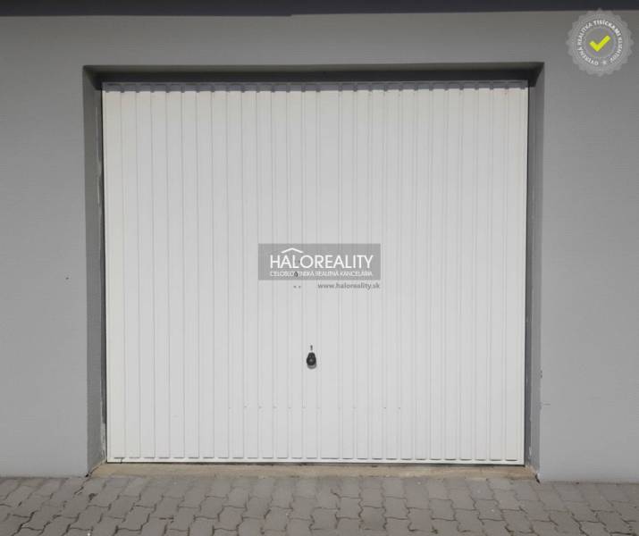 Weißes Garagentor mit Pflastersteinen in Borčice.