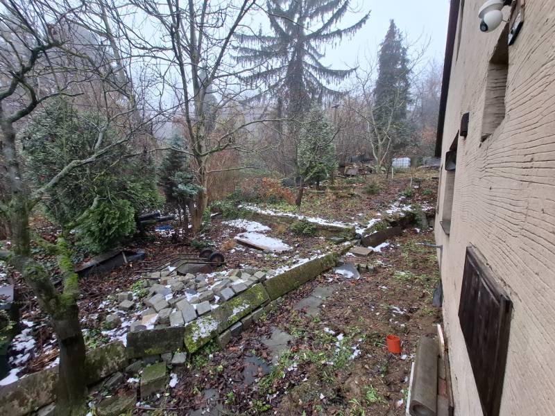 Garten beim Einfamilienhaus in der Búdková-Straße in Bratislava - Altstadt, Bäume und Steine.