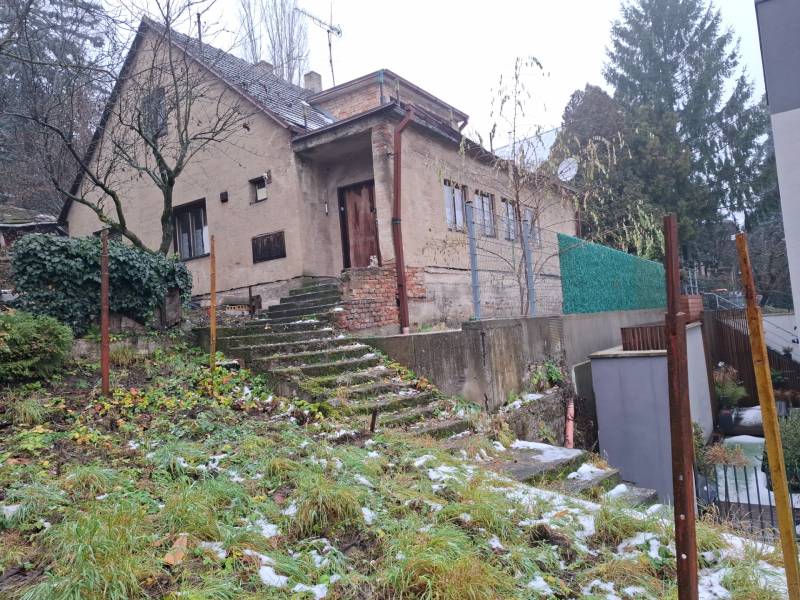 Ein Einfamilienhaus in der Búdková-Straße in Bratislava - Altstadt mit einem verschneiten Garten.