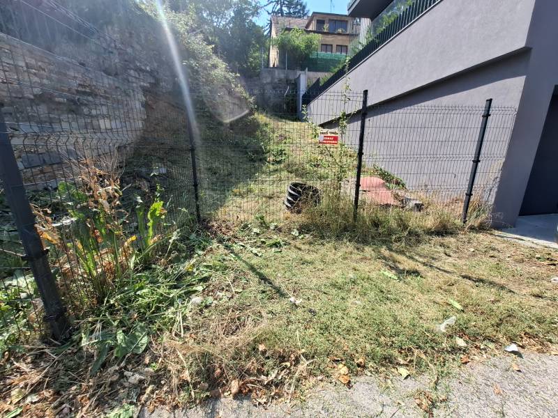 Eingezäunter Hang im Einfamilienhaus auf der Búdková in Bratislava - Altstadt mit Vegetation.