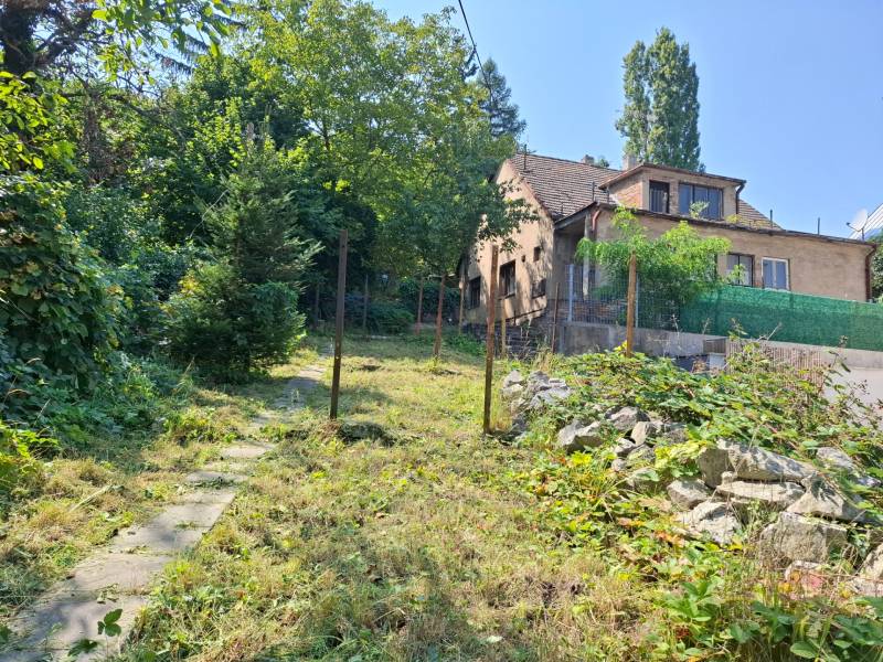 Ein Einfamilienhaus in der Búdková-Straße, umgeben von Grün in Bratislava - Altstadt.