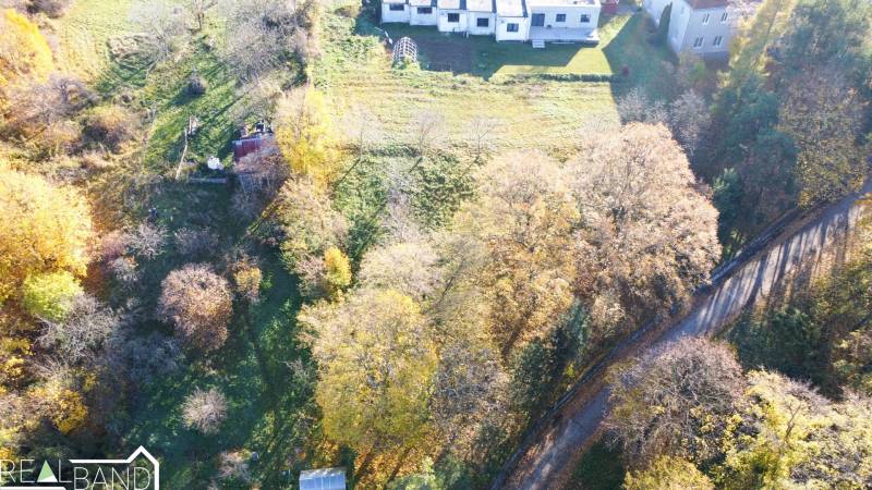 Luftaufnahme von Grundstücken - Gewerbe in Suchá nad Parnou, umgeben von Natur und Gebäuden.