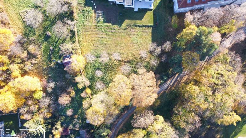 Luftaufnahme von Grundstücken zum Verkauf in Suchá nad Parnou mit kommerziellem Potenzial.