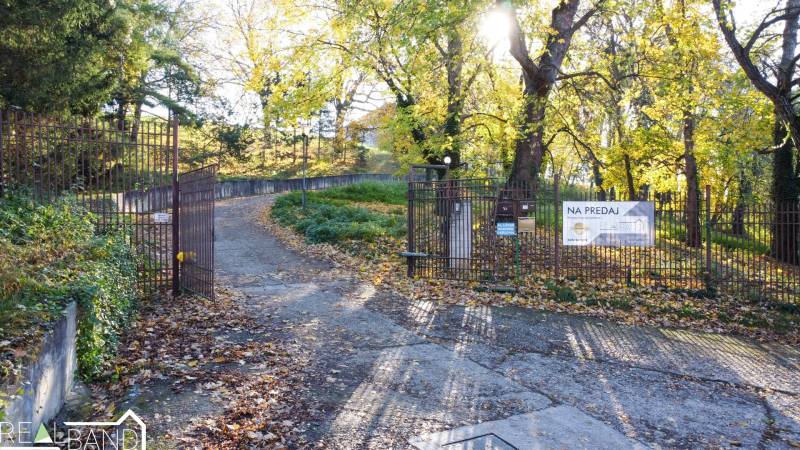 Eingangstor zu den Grundstücken - Gewerbe in Suchá nad Parnou, umgeben von buntem Herbstlaub.