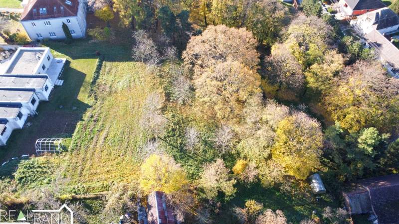 Luftaufnahme von Grundstücken - Gewerbe in Suchá nad Parnou, umgeben von Grünflächen und Gebäuden.