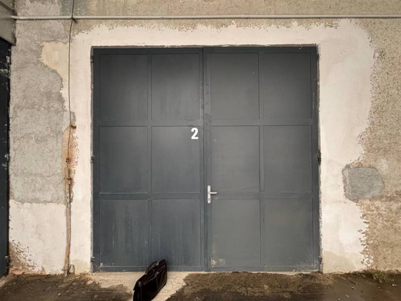 Geschlossene Metalltür mit der Nummer 2 in den Büros in Poprad.
