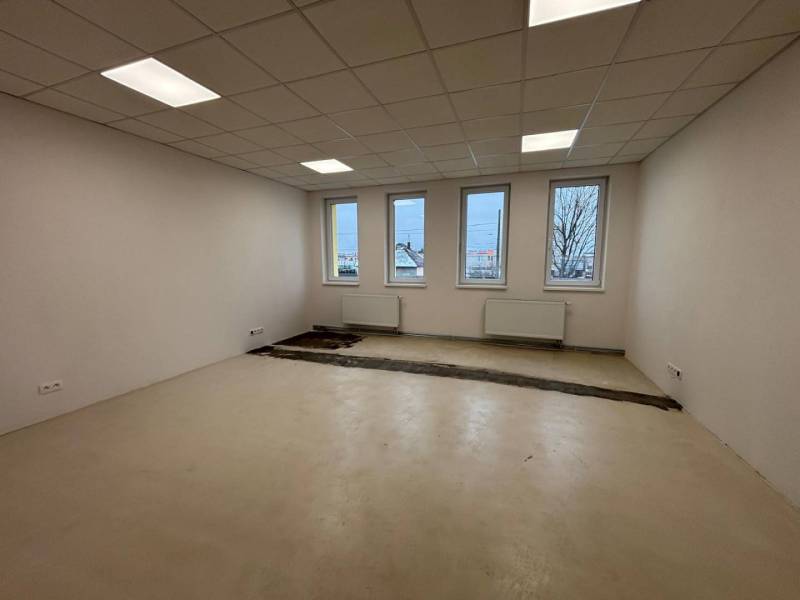 Büros mit weißen Wänden, Böden und Fenstern, die auf die Fertigstellung warten.