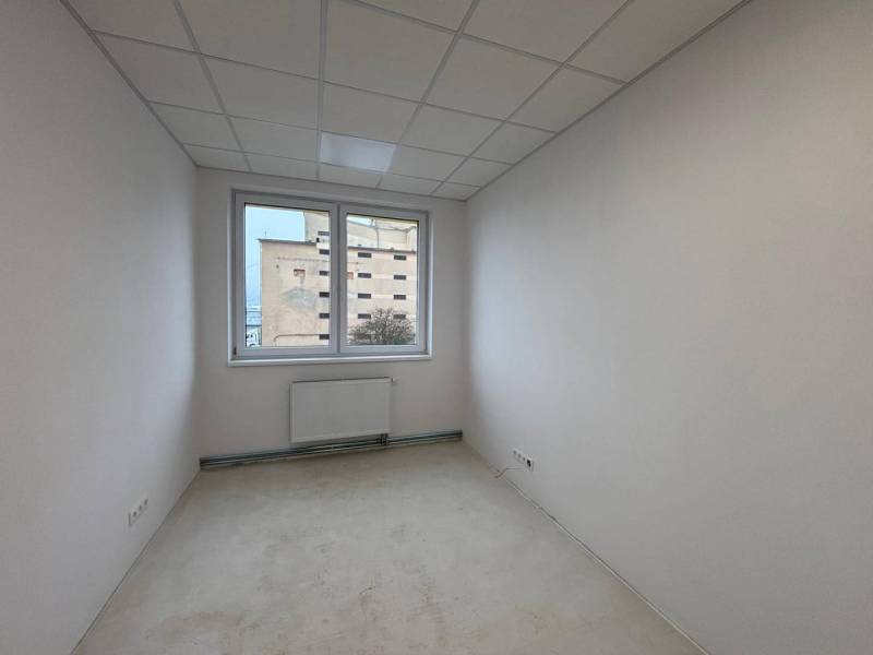 Büro in Weiß mit Heizkörper und Blick aus dem Fenster.