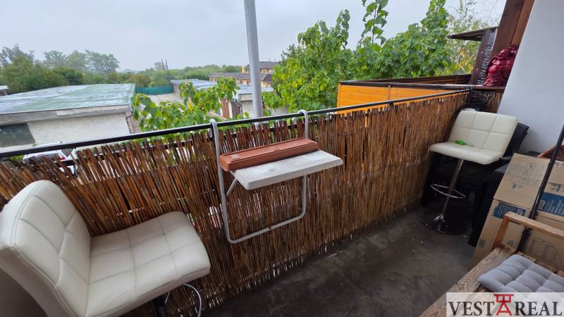 Balkon einer 3-Zimmer-Wohnung in Galanta mit modernem Geländer und weißen Barhockern.