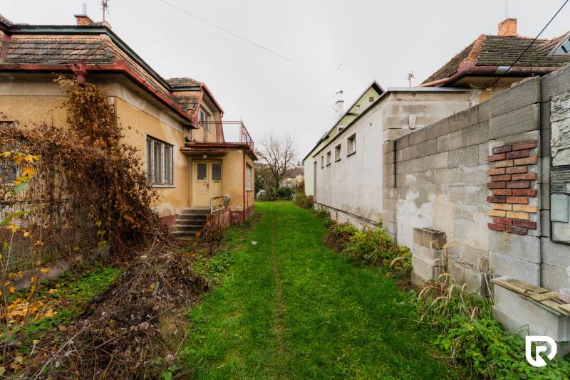 Ein geräumiger Garten zwischen zwei Einfamilienhäusern in der Partizánska-Straße in Bánovce nad Bebravou.