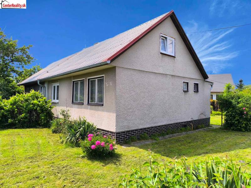 Ein Einfamilienhaus in Nováky mit weißer Fassade und einem Garten voller Grün.