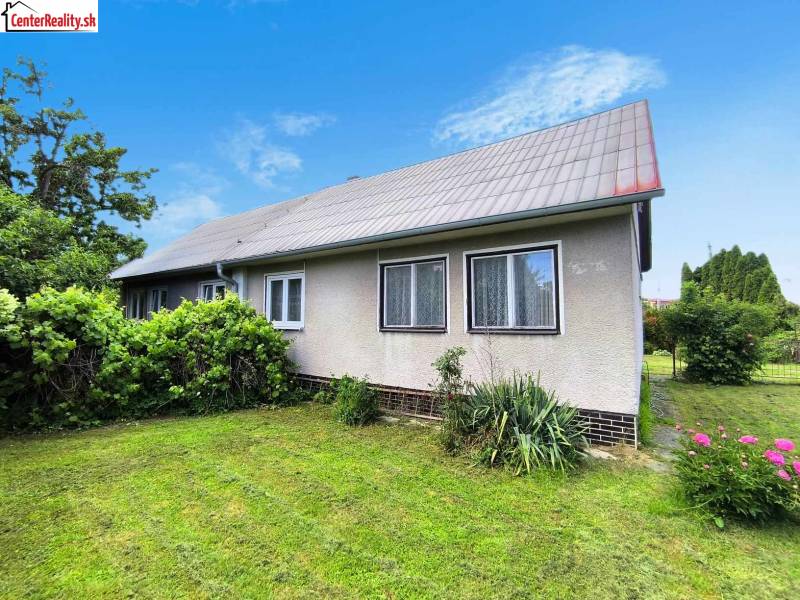 Ein Einfamilienhaus in Nováky mit Garten, Rasen und Ziersträuchern.