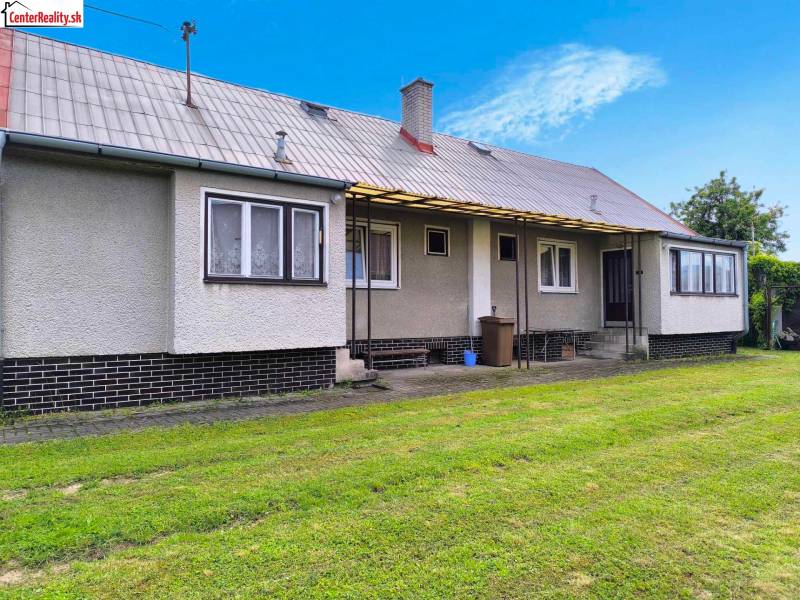 Ein Einfamilienhaus in Nováky mit großer Rasenfläche und einfacher Architektur.