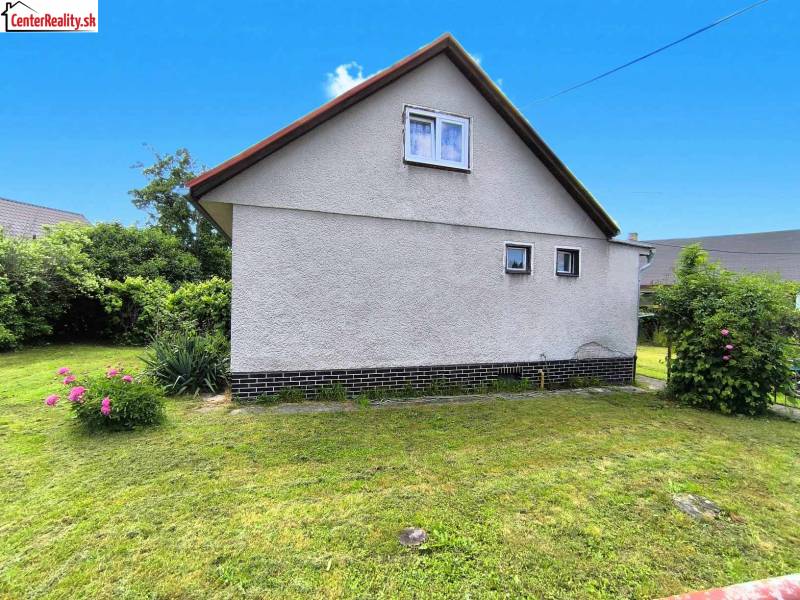 Ein Einfamilienhaus in Nováky mit Garten, Rasen und Blumen in einer angenehmen Umgebung.