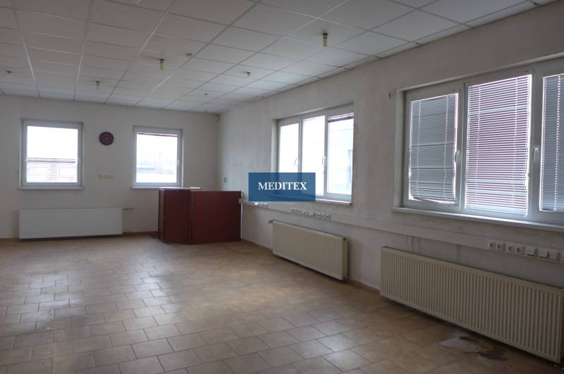 Bürofläche in Lager- und Hallengebäuden mit hellem Fliesenboden und großen Fenstern.