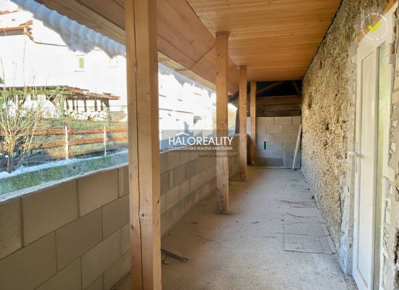 Der bebaute Raum eines Einfamilienhauses in Hronec mit Wänden aus Stein und Holzbalken.