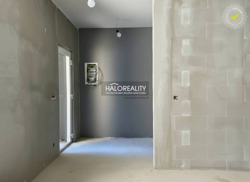 Interieur eines Einfamilienhauses mit verputzten Wänden und Elektroinstallationen.