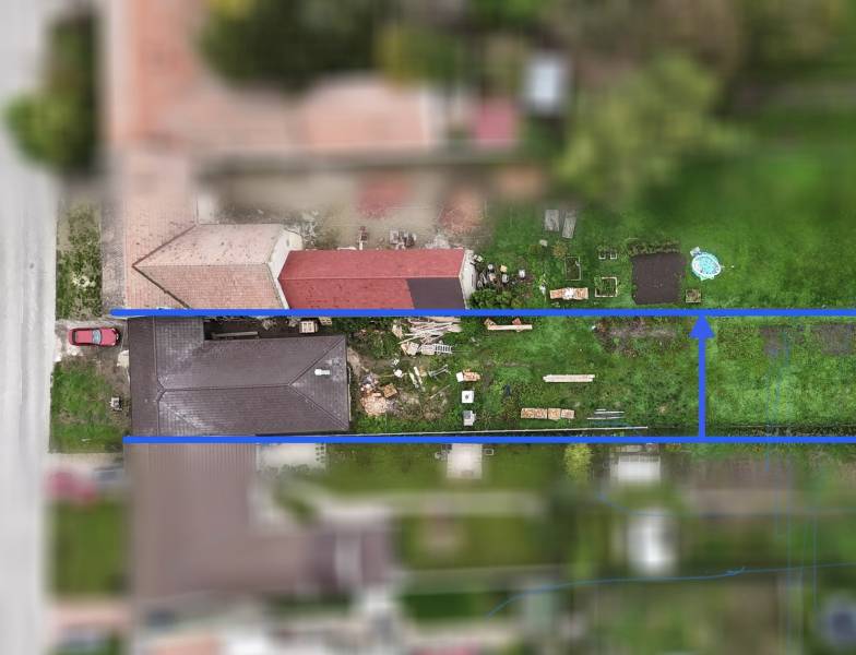 Ein Einfamilienhaus mit großem Grundstück, Parkplatz, Garten und Pool.